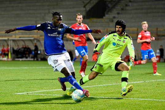 Sundsvalls Peter Wilson och Helsingborgs målvakt Matt