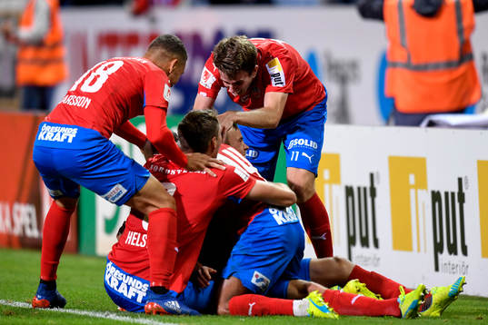 Helsingborgs Anton Wede jublar med lagkamrater