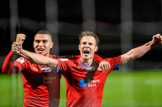 Helsingborgs Jordan Larsson och Anton Wede jublar