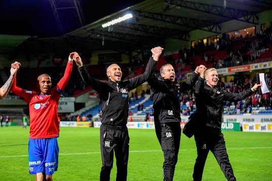 Helsingborgs manager Henrik Larsson jublar