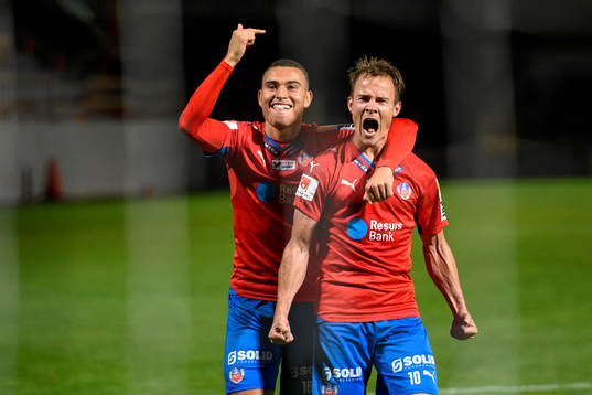 Helsingborgs Jordan Larsson och Anton Wede jublar