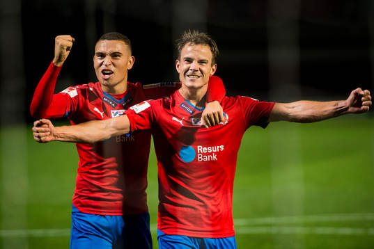 Helsingborgs Jordan Larsson och Anton Wede jublar