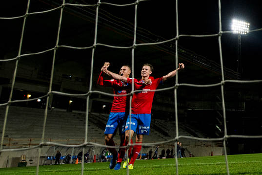 Helsingborgs Jordan Larsson och Anton Wede jublar
