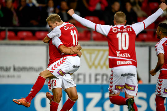 Kalmars Jonathan Ring jublar