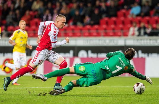 Kalmars Tobias Eriksson och Falkenbergs målvakt Otto