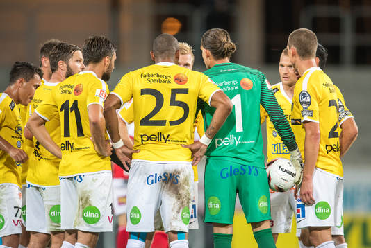 Falkenbergsspelarna samtalar med varandra