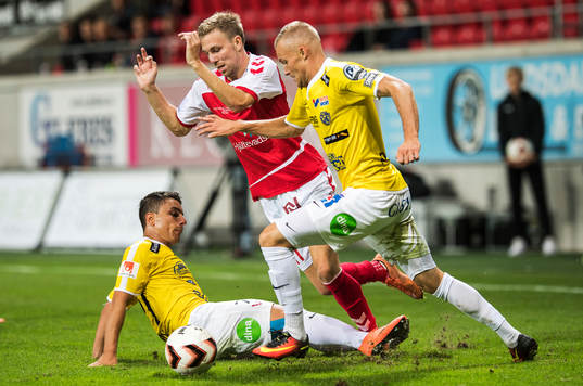 Kalmars Jonathan Ring och Falkenbergs Kamal Mustafa samt