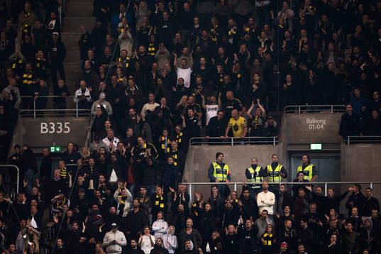 Fyra ordningsvakter bland AIK-klacken