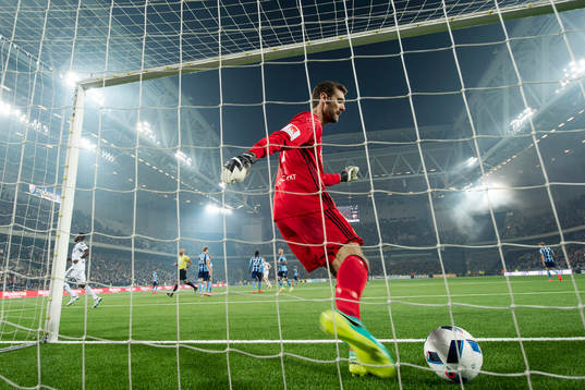 Djurgårdens målvakt Andreas Isaksson deppar