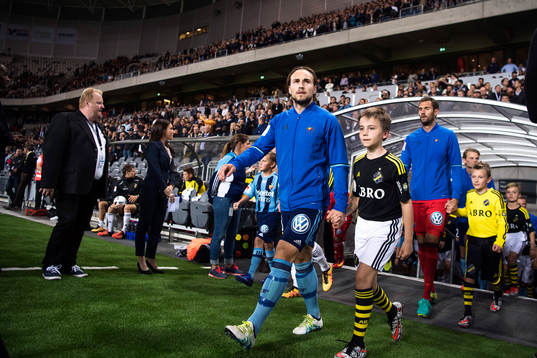 Djurgårdens Kevin Walker äntrar planen