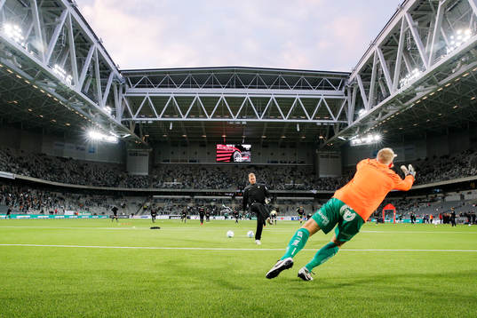 Häckens målvakt Christoffer Källqvist värmer upp före