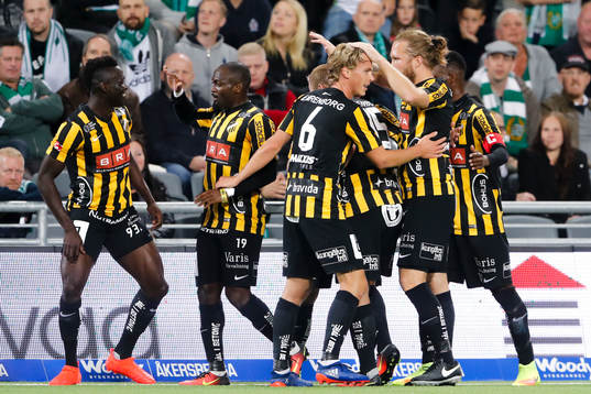 Häckens spelare jublar