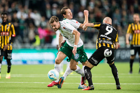 Hammarbys Arnór Smárason tar sig igenom Hammarbys Johan