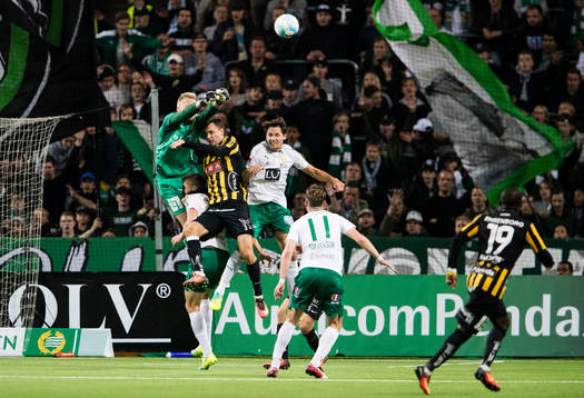 Häckens målvakt Peter Abrahamsson boxar bort bollen i en
