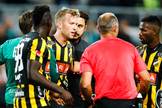 Häckens Rasmus Lindgren tvingas lämna planen