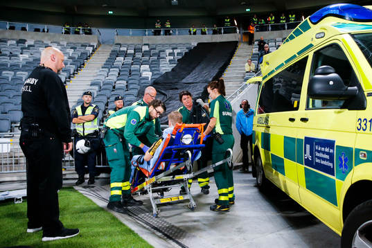 Häckens Rasmus Lindgren lämnar arenan i ambulans