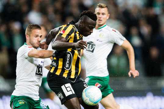 Hammarbys Mats Solheim och Häckens Alhassan Kamara