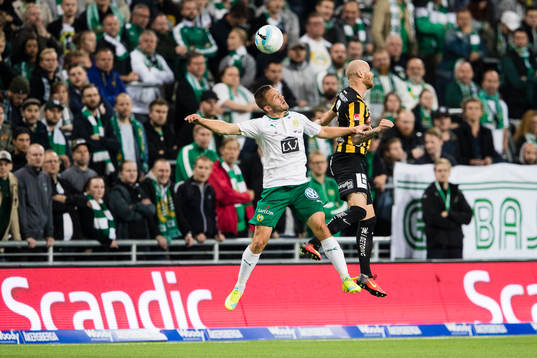 Hammarbys Mats Solheim i en nickduell med Häckens
