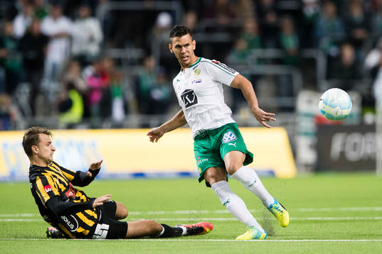 Häckens Jasmin Sudic hinner inte nå bollen innan