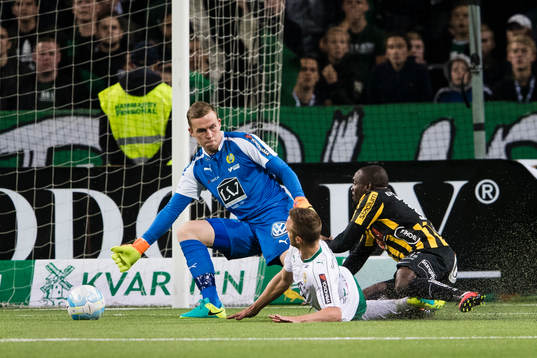 Hammarbys målvakt Ögmundur Kristinsson och Mats Solheim i