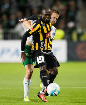 Hammarbys Mats Solheim i kamp om bollen med Häckens John
