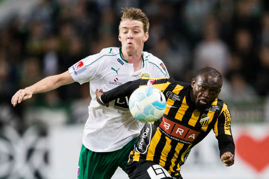Hammarbys Birkir Már Saevarsson i kamp om bollen med