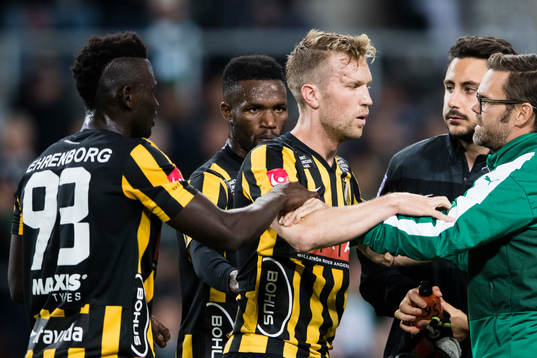 Häckens Alhassan Kamara och Mohammed Abubakari hjälper