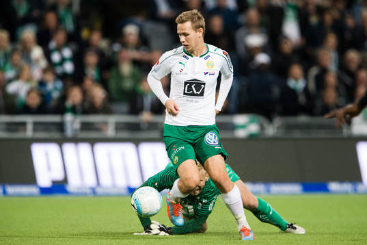 Häckens målvakt Peter Abrahamsson får inte tag på