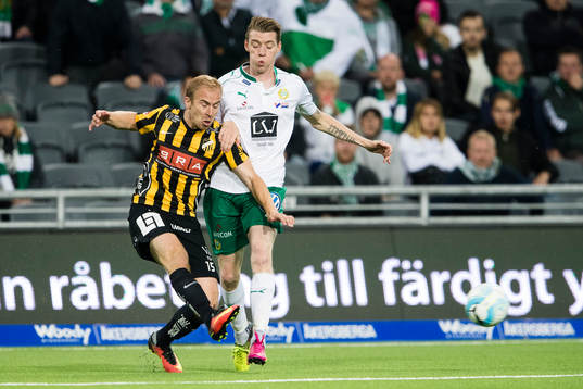 Häckens Kari Arkivuo slår undan bollen framför Hammarbys