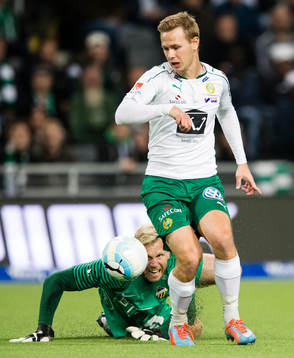 Häckens målvakt Peter Abrahamsson får inte tag på