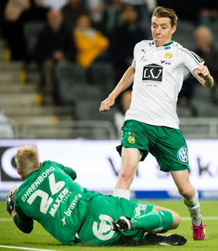 Häckens målvakt Peter Abrahamsson tar bollen framför