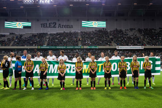 Hammarbys spelare med en banderoll med texten Hammarby mot