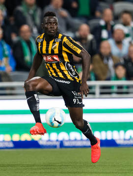 Häckens Alhassan Kamara tar ner bollen