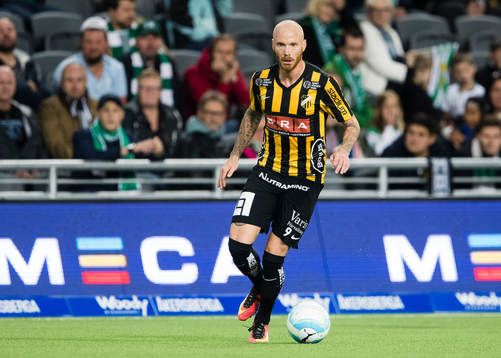 Häckens Alexander Farnerud med bollen
