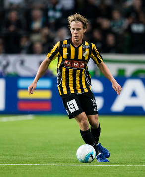 Häckens Rasmus Schuller med bollen