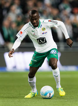 Hammarbys Pa Amat Dibba med bollen