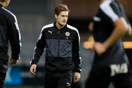 Örebros Victor Sköld värmer upp innan fotbollsmatchen i