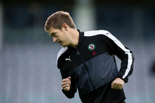Örebros Victor Sköld värmer upp innan fotbollsmatchen i