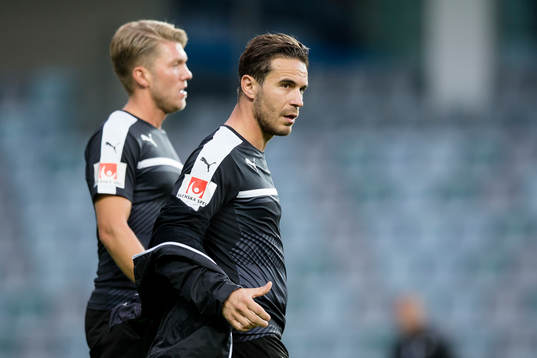 Örebros Nordin Gerzic värmer upp innan fotbollsmatchen i