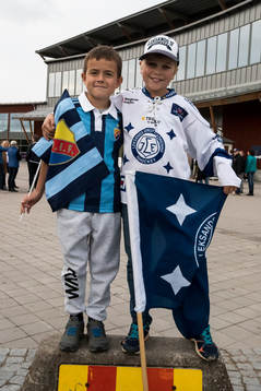 Viggo Lindström med Djurgårds flagga och Lukas Lindvall