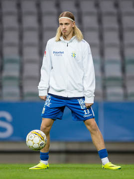IFK Göteborgs Elias Mar Omarsson värmer upp innan