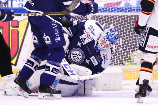 Leksands målvakt Atte Engren räddar skott