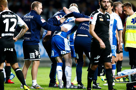 IFK Göteborgs Sören Rieks tvingas lämna planen
