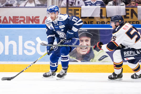 Leksands Jesper Ollas  jagas av Djurgårdens Alexander