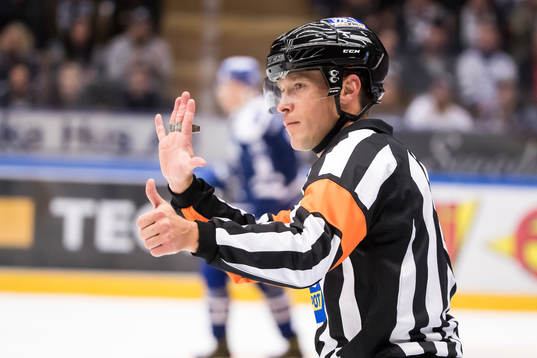 Domare Mikael Andersson i ishockeymatchen i SHL mellan