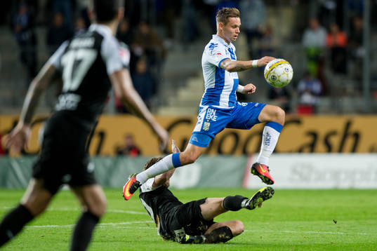 IFK Göteborgs Jakob Ankersen undviker tackling från