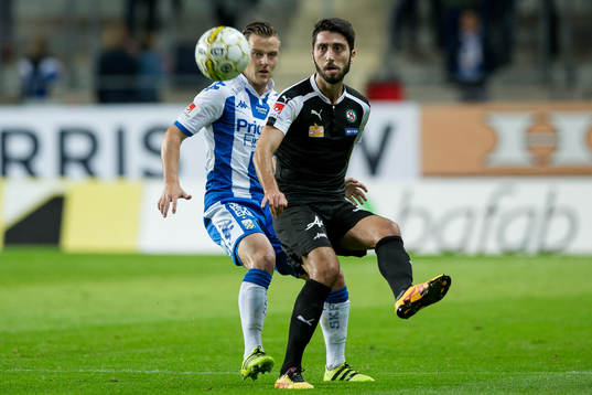 Örebros Nahir Besara före IFK Göteborgs Scott Jamieson