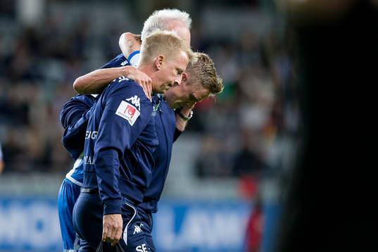 IFK Göteborgs Sören Rieks  leds av med skada