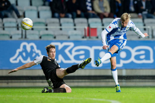 IFK Göteborgs Sebastian Eriksson skjuter ett skott förbi