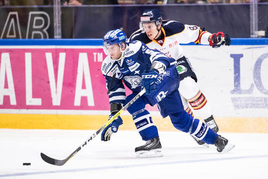Leksands Ben Youds jagas av Djurgårdens Ville Varakas  i